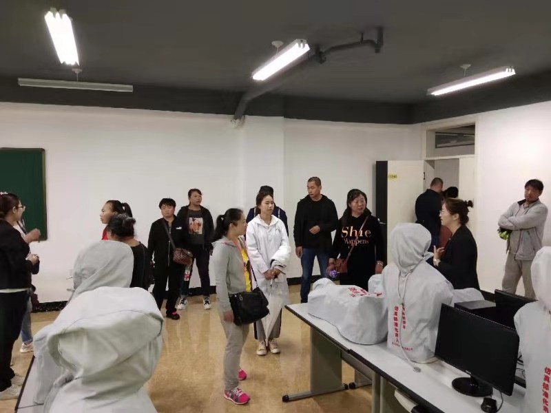 醫(yī)學(xué)技術(shù)學(xué)院組織新生家長(zhǎng)參觀(guān)醫(yī)學(xué)實(shí)訓(xùn)大樓