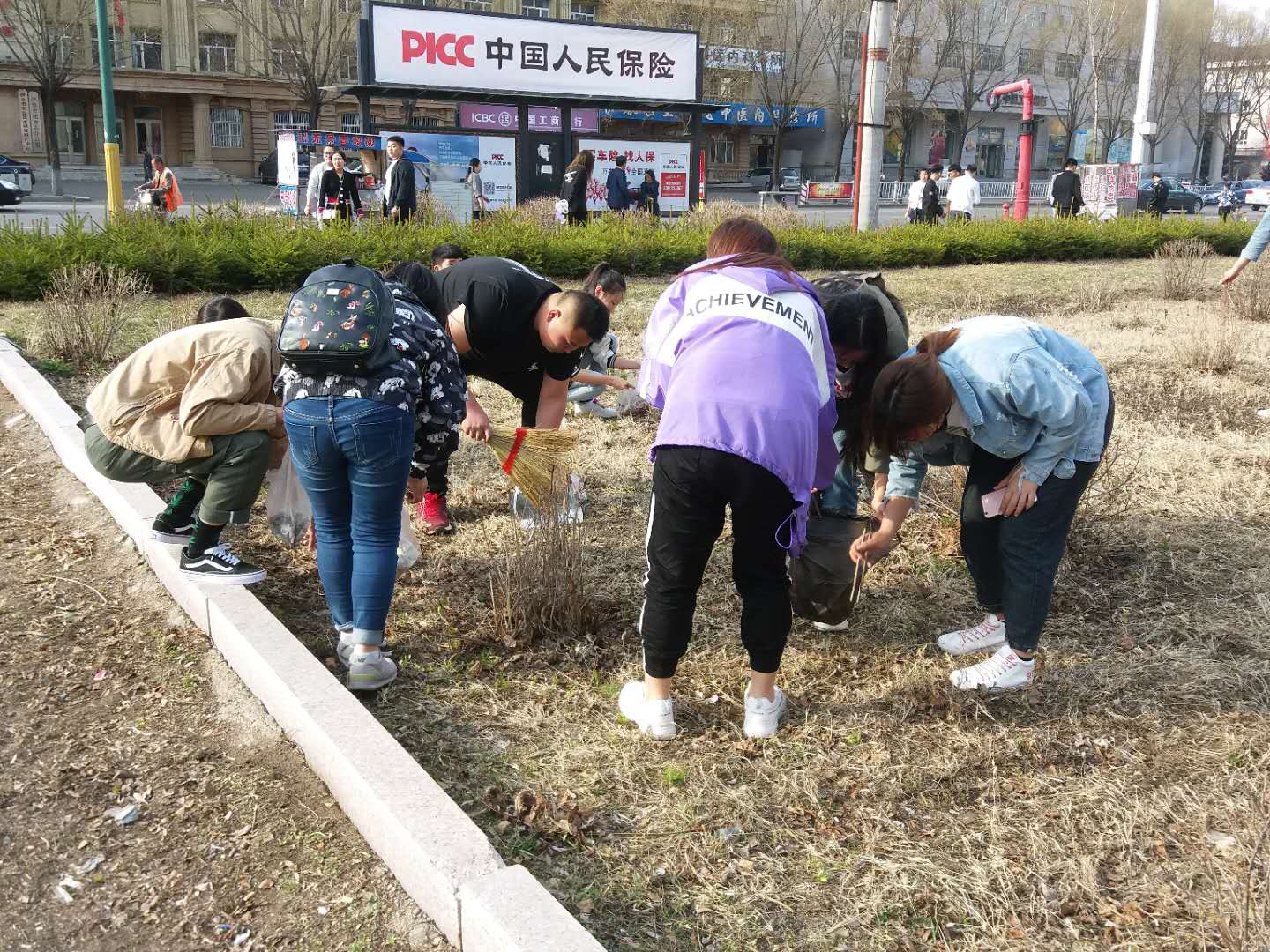 我院組織學(xué)生黨員、入黨積極分子開(kāi)展義務(wù)勞動(dòng)