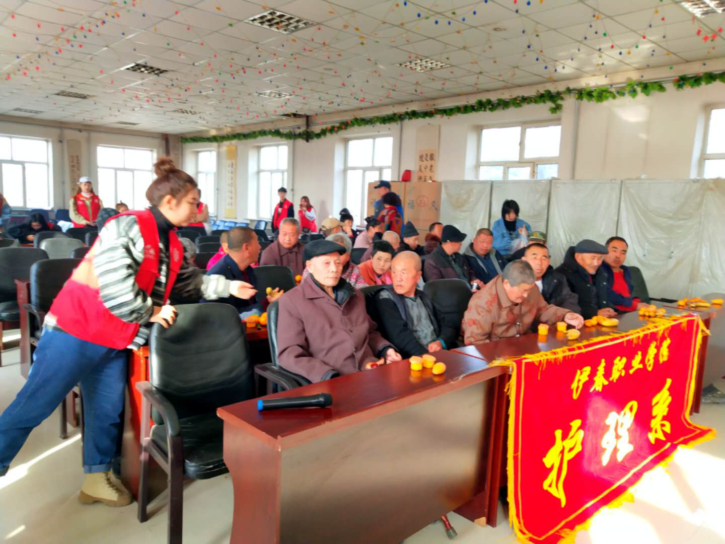 醫(yī)學(xué)技術(shù)學(xué)院情暖三月-------慰問(wèn)敬老院主題活動(dòng)