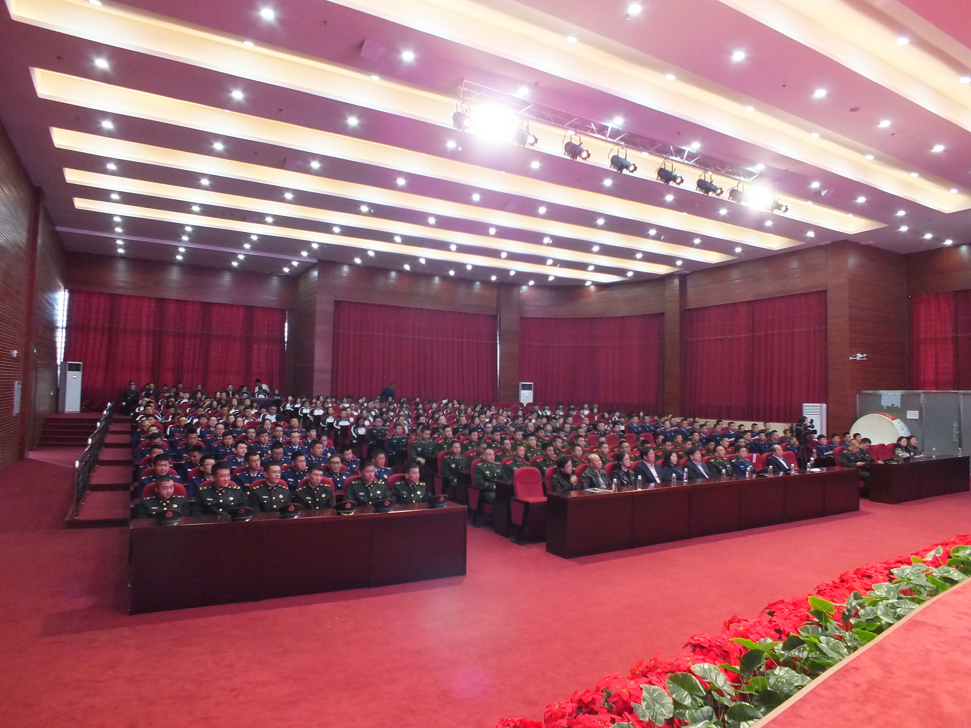 參加新中國70周年閱兵女兵方隊李玲玲同學(xué)載譽返校 參加新中國70周年閱兵女兵方隊李玲玲同學(xué)載譽返校