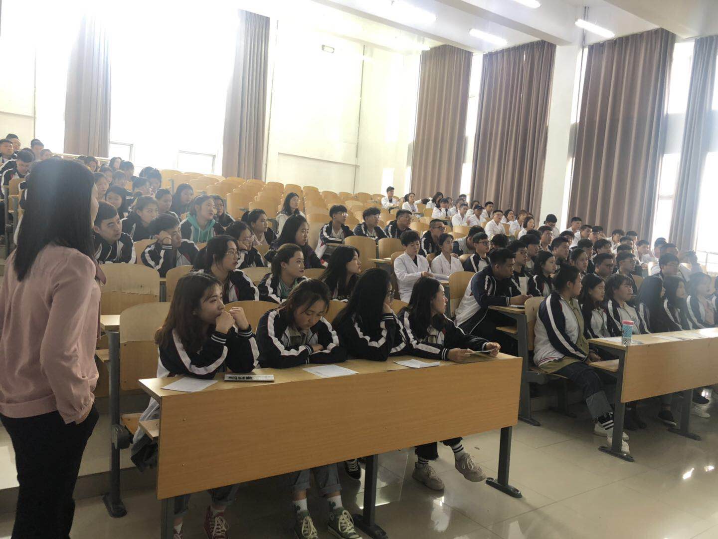 2017級(jí)口腔醫(yī)學(xué)技術(shù)專(zhuān)業(yè)學(xué)生實(shí)習(xí)宣講大會(huì) 2017級(jí)口腔醫(yī)學(xué)技術(shù)專(zhuān)業(yè)學(xué)生實(shí)習(xí)宣講大會(huì)