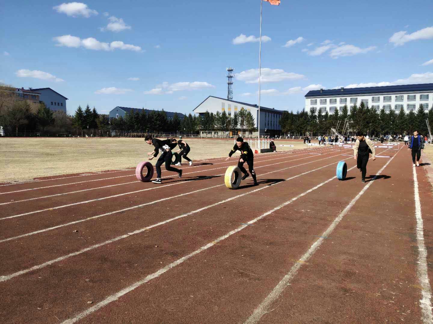 伊春職業(yè)學(xué)院開(kāi)展“娛樂(lè)身心，激揚(yáng)青春”趣味運(yùn)動(dòng)會(huì)活動(dòng)