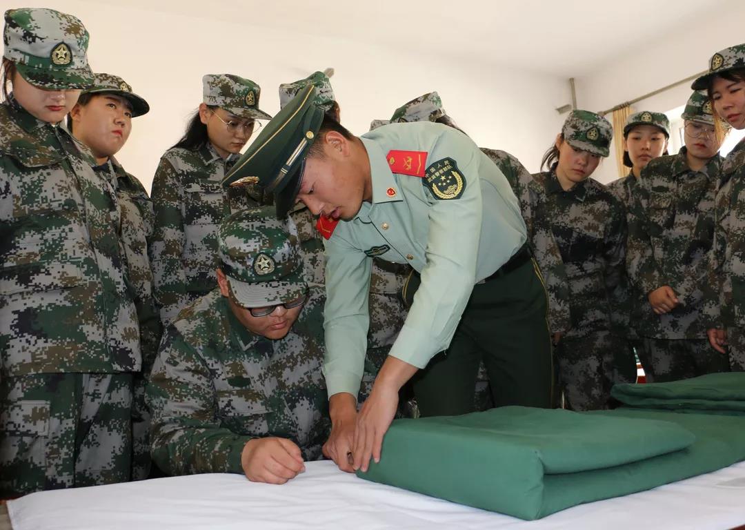 全民國防教育日_我校學(xué)子走進(jìn)軍營接受國防教育 全民國防教育日_我校學(xué)子走進(jìn)軍營接受國防教育