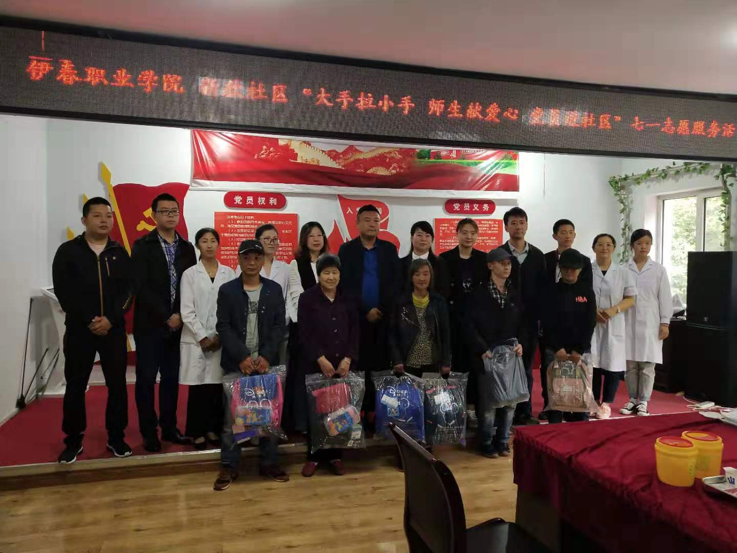 參加“七一”志愿服務(wù)活動的同學(xué)們！