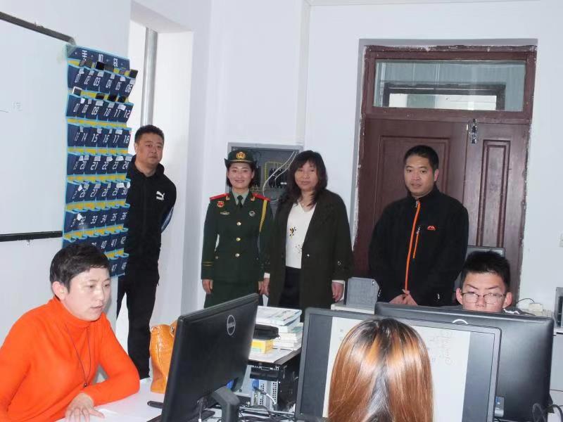 參加新中國70周年閱兵女兵方隊李玲玲同學(xué)載譽返校 參加新中國70周年閱兵女兵方隊李玲玲同學(xué)載譽返校