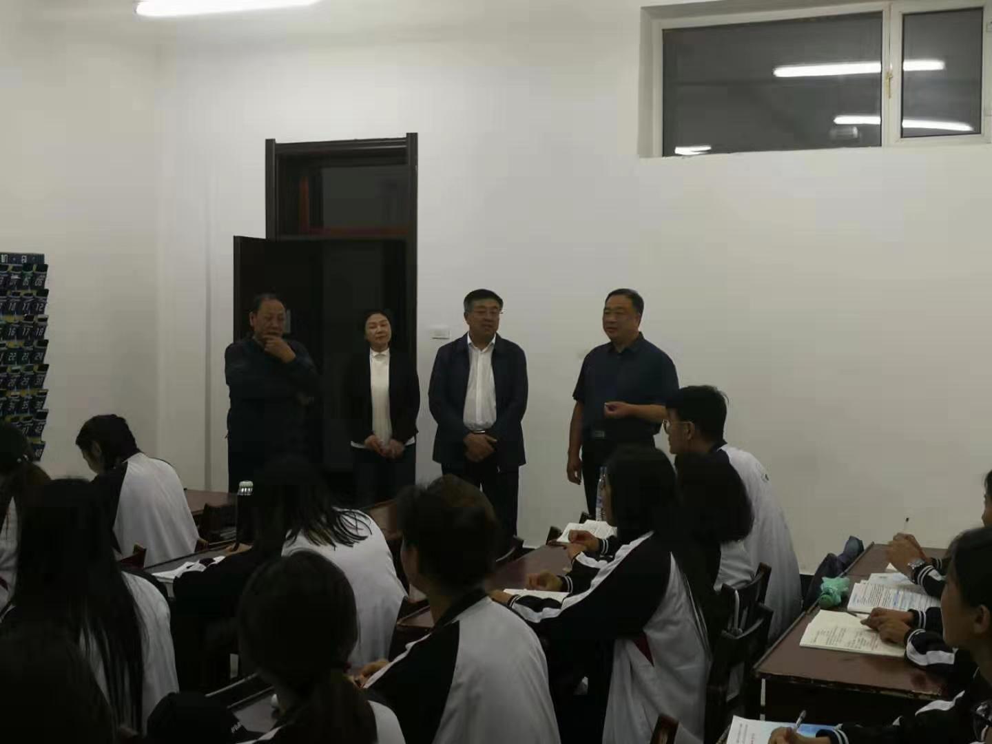 學校領(lǐng)導深入學生一線走訪慰問