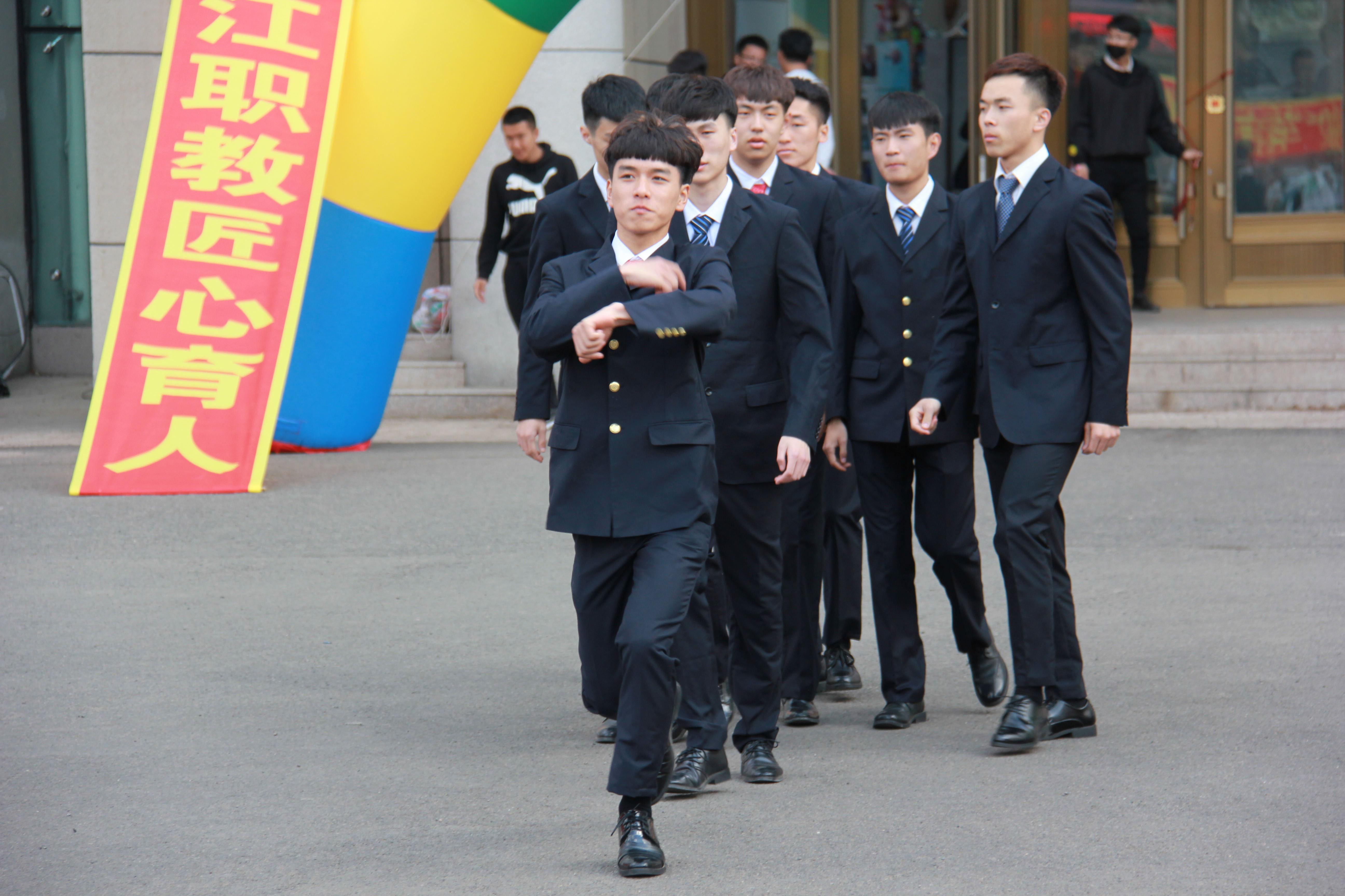“快閃”之航空、高鐵專業(yè)學(xué)生形象禮儀展示 “快閃”之航空、高鐵專業(yè)學(xué)生形象禮儀展示