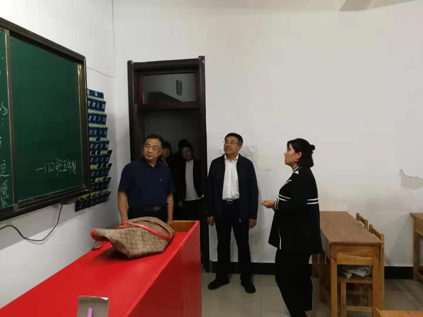 學校領(lǐng)導深入學生一線走訪慰問