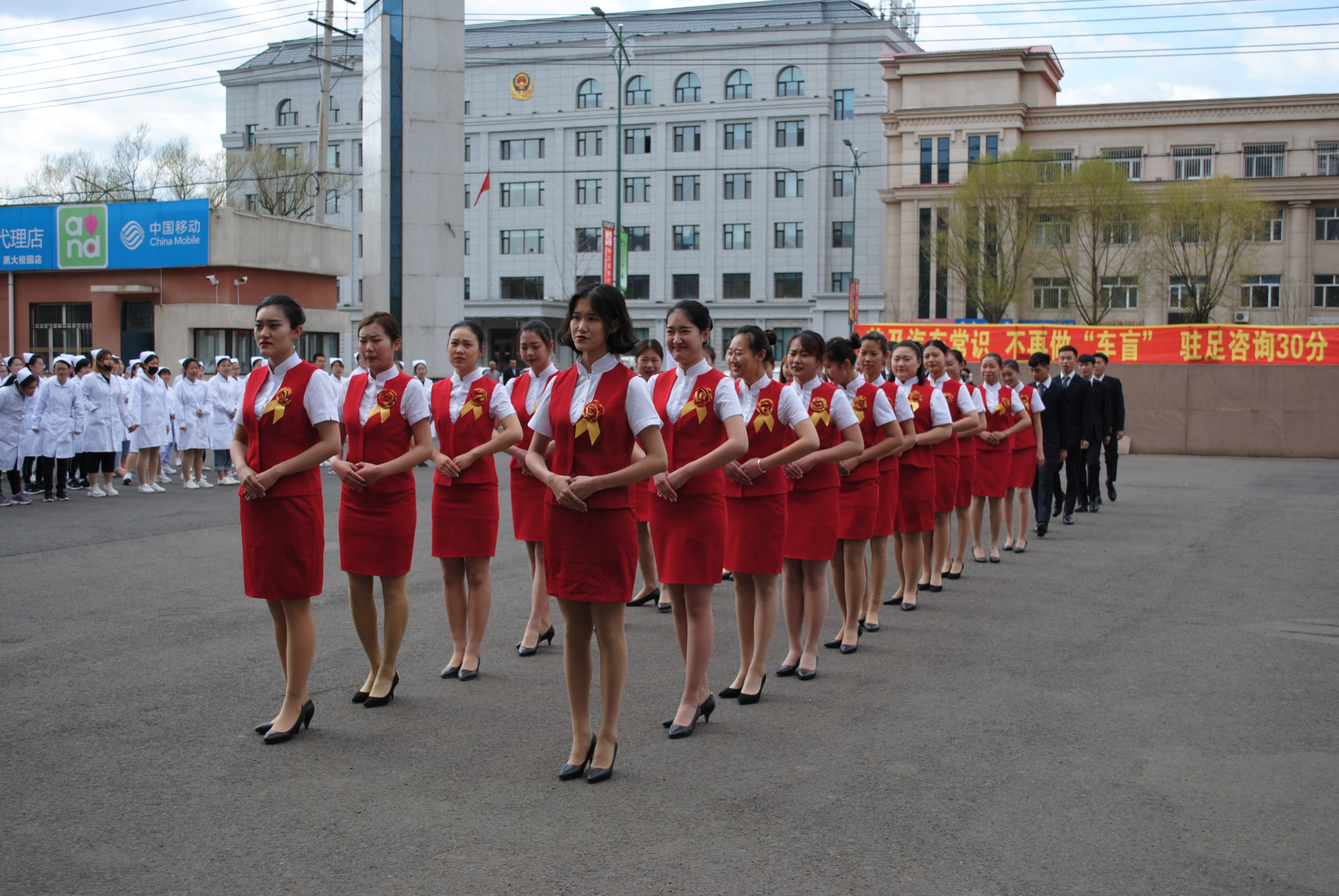 “快閃”之航空、高鐵專業(yè)學(xué)生形象禮儀展示 “快閃”之航空、高鐵專業(yè)學(xué)生形象禮儀展示