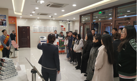 哈爾濱銀行與伊春職業(yè)學(xué)院成功舉辦“攜手相伴,哈行與您共成長”校園主題活動(dòng) 哈爾濱銀行與伊春職業(yè)學(xué)院成功舉辦“攜手相伴,哈行與您共成長”校園主題活動(dòng)